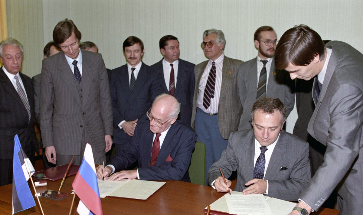 Andrei Kozõrev koos Lennart Meriga 1991. aastal lepingut allkirjastamas