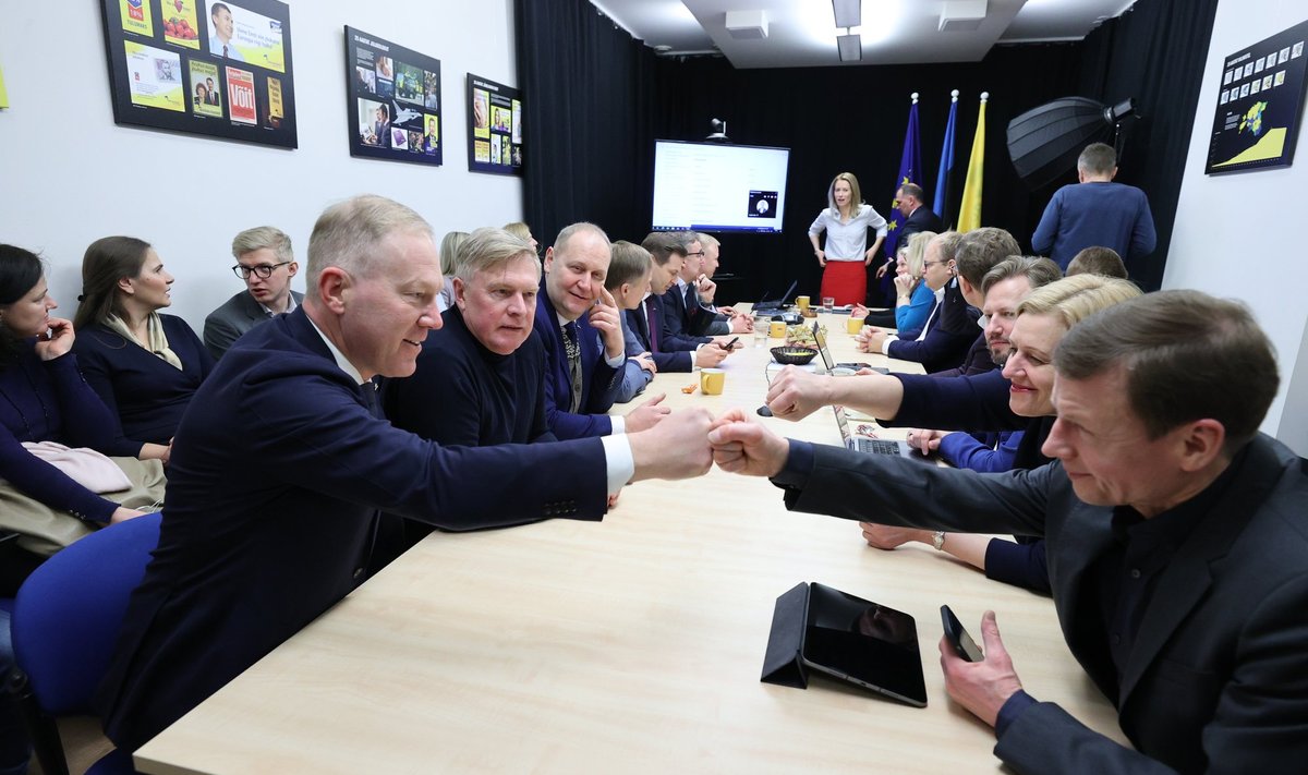Võidurõõm: Reformierakonna võimuliitude arutelule esmaspäeva hommikul kogunes rahulolev seltskond.