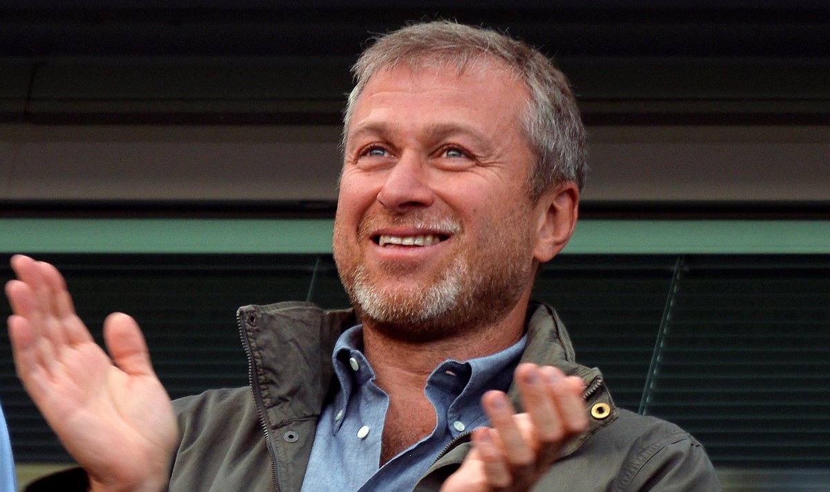 FILE PHOTO: Chelsea owner Roman Abramovich applauds after the English Premier League soccer match between Chelsea and Hull City in London