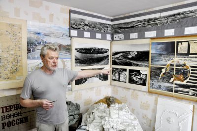 assili Trošin oma ateljees, mis rohkem meenutab Vorkuta vangilaagrite muuseumi.