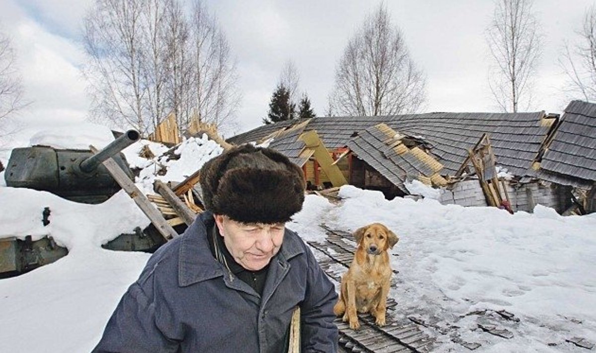 Truu koer Jõmmu üritab Heino Prosti lume all kokku kukkunud katuse juures lohutada.