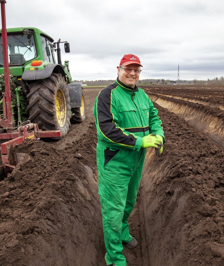 „Kasutame Šoti tehnoloogiat: mullast separeerime kivid ja kamakad välja ning kartul läheb laiadesse peenardesse,“ selgitab Ardo Lass põhjalikku eeltööd Sagro kartulipõldudel.