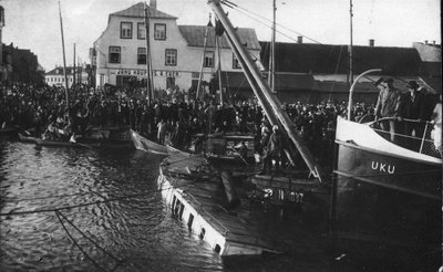 KERKIB!: “Salme” päästetööd Emajõel 12. juunil 1930. Laeva püütakse tõstekraana abiga veest välja hiivata.