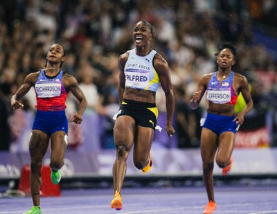 Naiste 100 meetri finaali võitis Saint Lucia sprinter Julien Alfred. Teisele ja kolmandale kohale tulid vastavalt USA sprinterid Sha’Carri Richardson ja Melissa Jefferson. Sellega lõppes neli suveolümpiat kestnud Jamaica ülemvõim naiste 100 meetri jooksus, kus Jamaica on võitnud 12 võimalikust medalist kümme. 