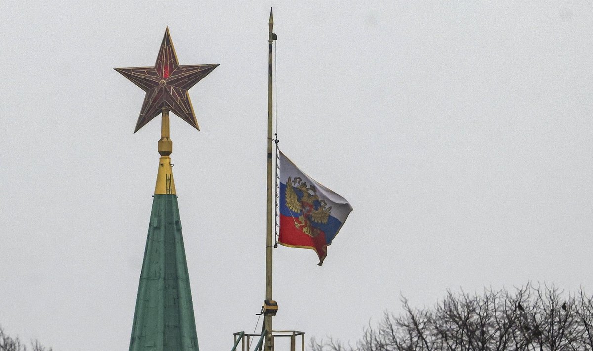 Приспущенный в знак траура флаг может ввести в заблуждение. Не исключено, что террористический акт сыграет на руку Кремлю.