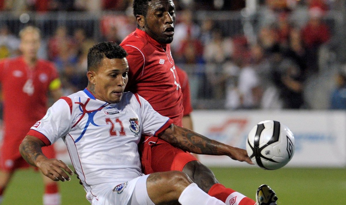 FILE PHOTO - Panama's Henriquez fights for the ball against Canada's Occean during their 2014 World Cup qualifying soccer match in Toronto