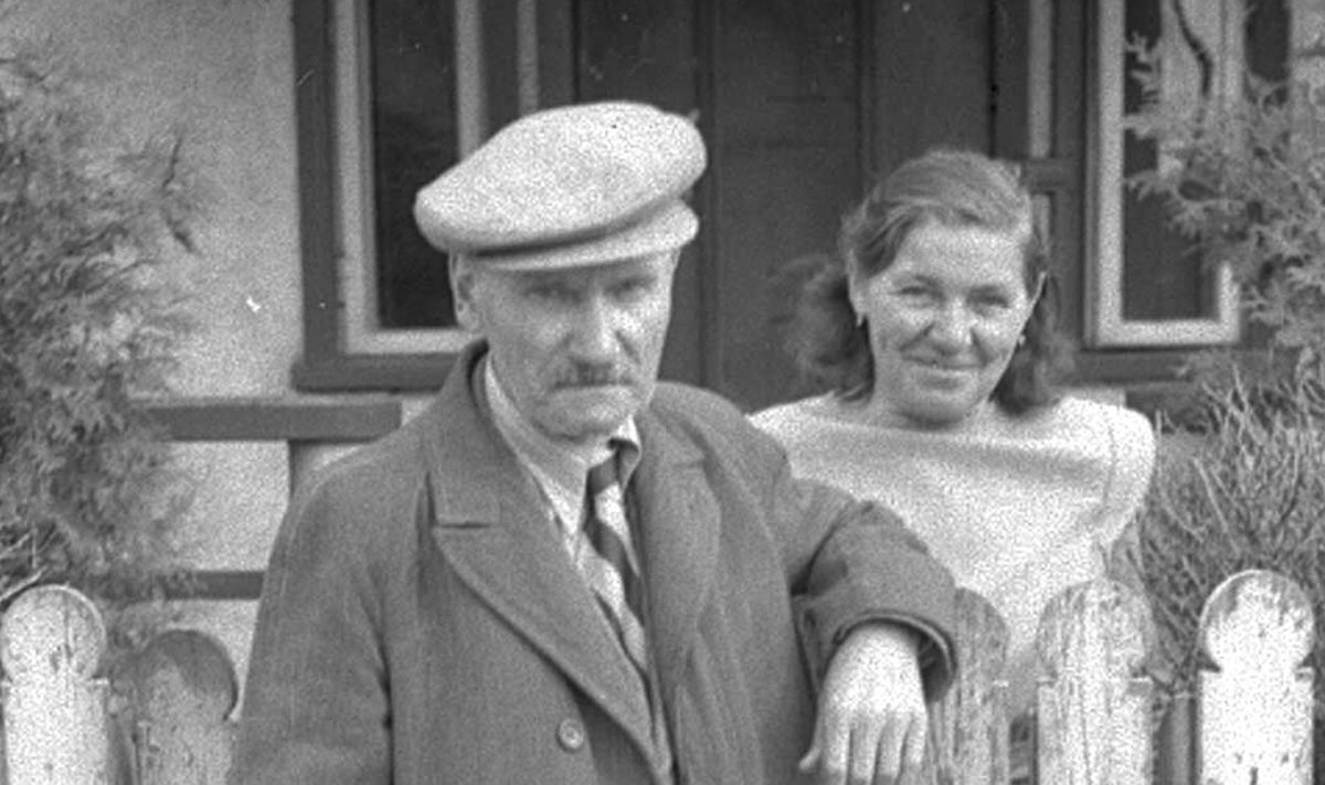 Oskar Luts abikaasa Valentinaga 1948. aastal Tartus koduväraval. Foto: TARTU LINNAMUUSEUM