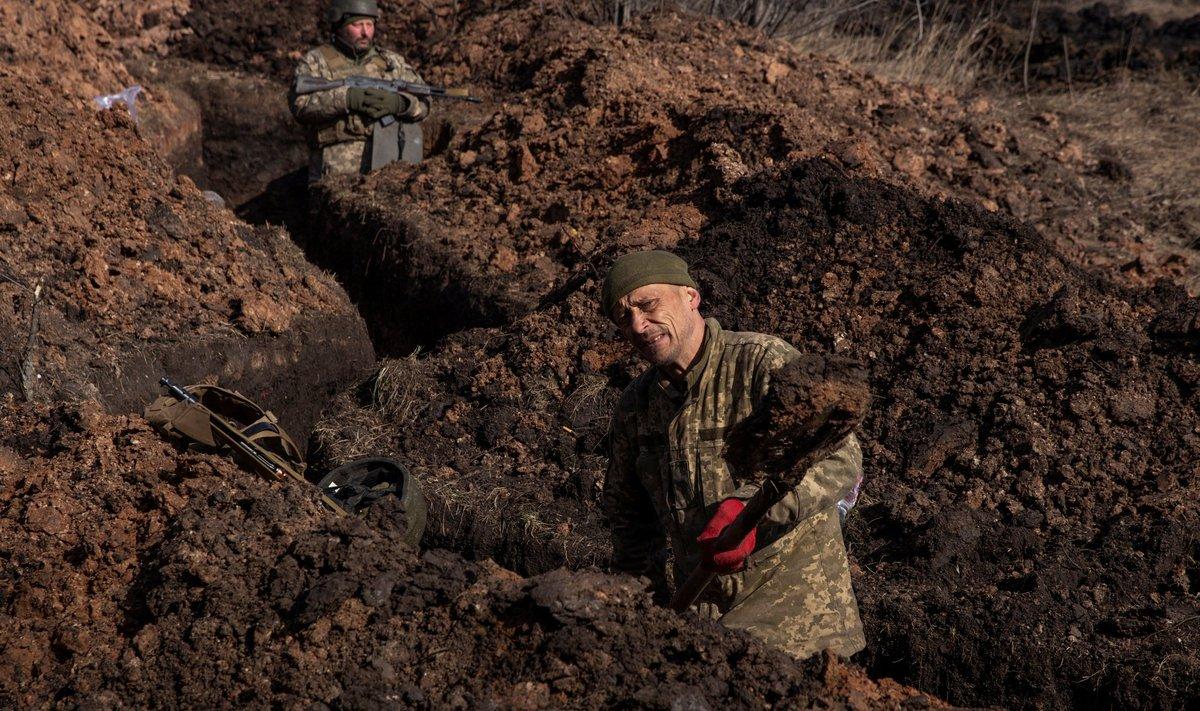 Украинские военные окапываются под Бахмутом