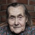 96 tundi enne oma 90. sünnipäeva istub Kihnu Virve diivanil koduakna all ja teeb midagi, mida varem pole teinud