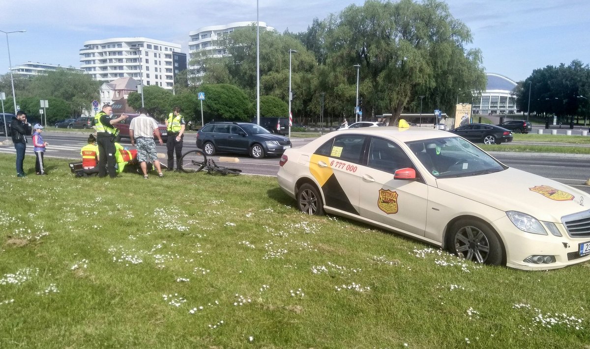 Tallinnas Pirita teel sõitis ühistranspordirajal liikunud takso otsa teed ületanud jalgratturile.