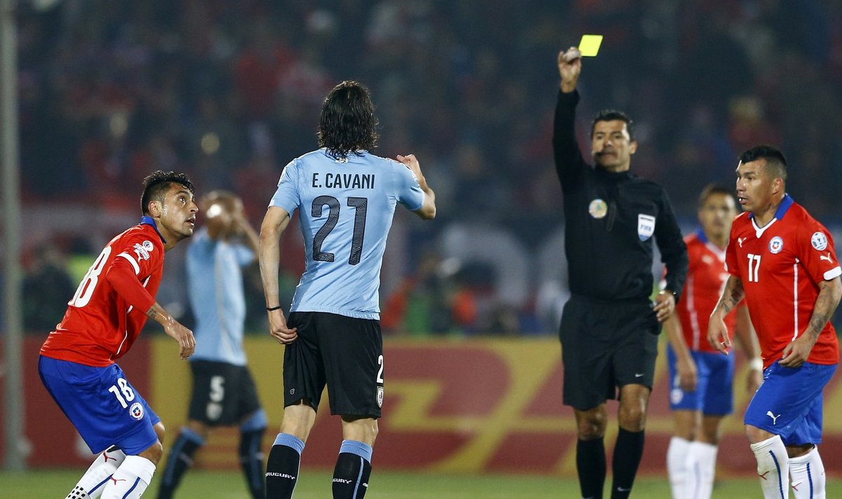 Gonzalo Jara meelitas veerandfinaalis Edinson Cavanile välja teise kollase ja ühtlasi punase kaardi.