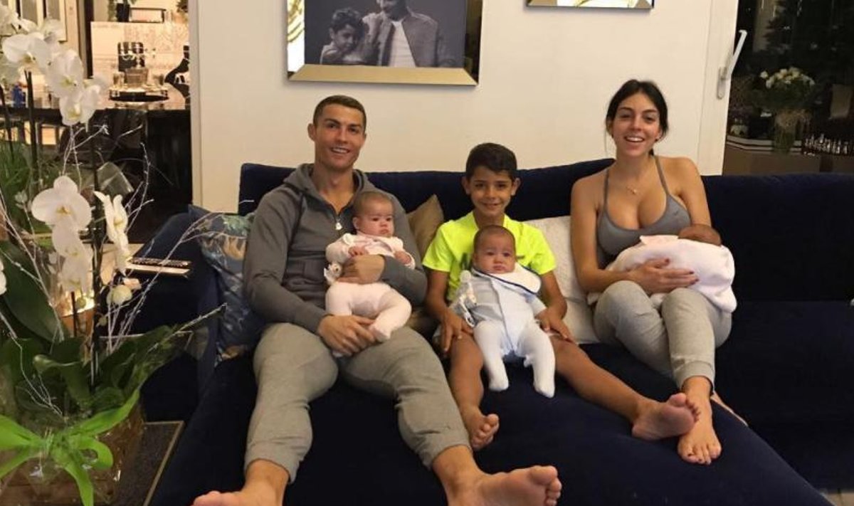 Cristiano Ronaldo koos perega aega veetmas.
