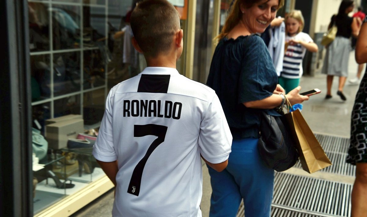 Väike fänn Ronaldo Juventuse särgiga