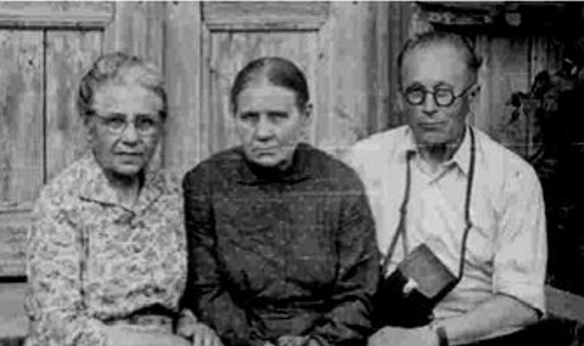 Otto Tief pärast vangistusest naasmist Põrsakul koos õdede Julie (vasakul) ja Leenaga.