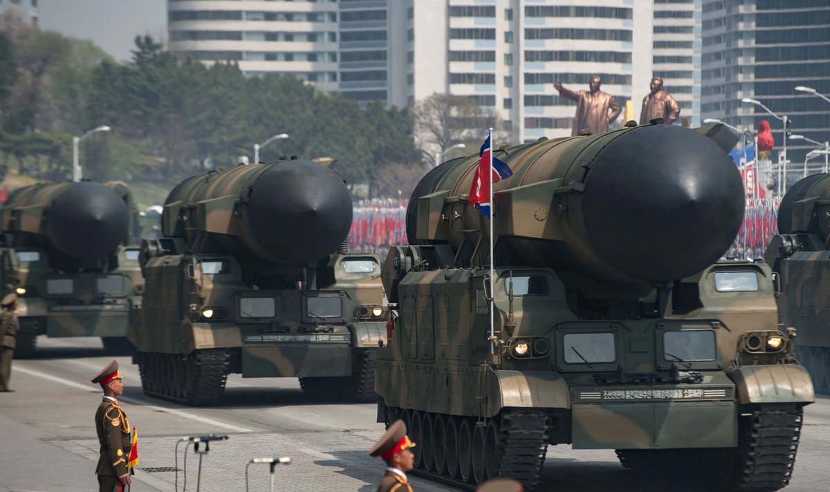 Põhja-Korea näitas laupäeval riigi asutaja Kim Il-sungi 105. sünniaastapäevale pühendatud paraadil ka uusi kaugmaa- ja allveelaevadele paigutatavaid rakette.