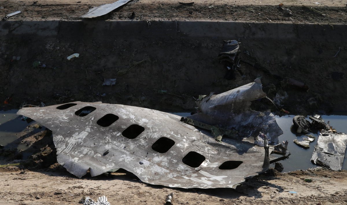 Iraanis alla kukkunud lennuki rusud