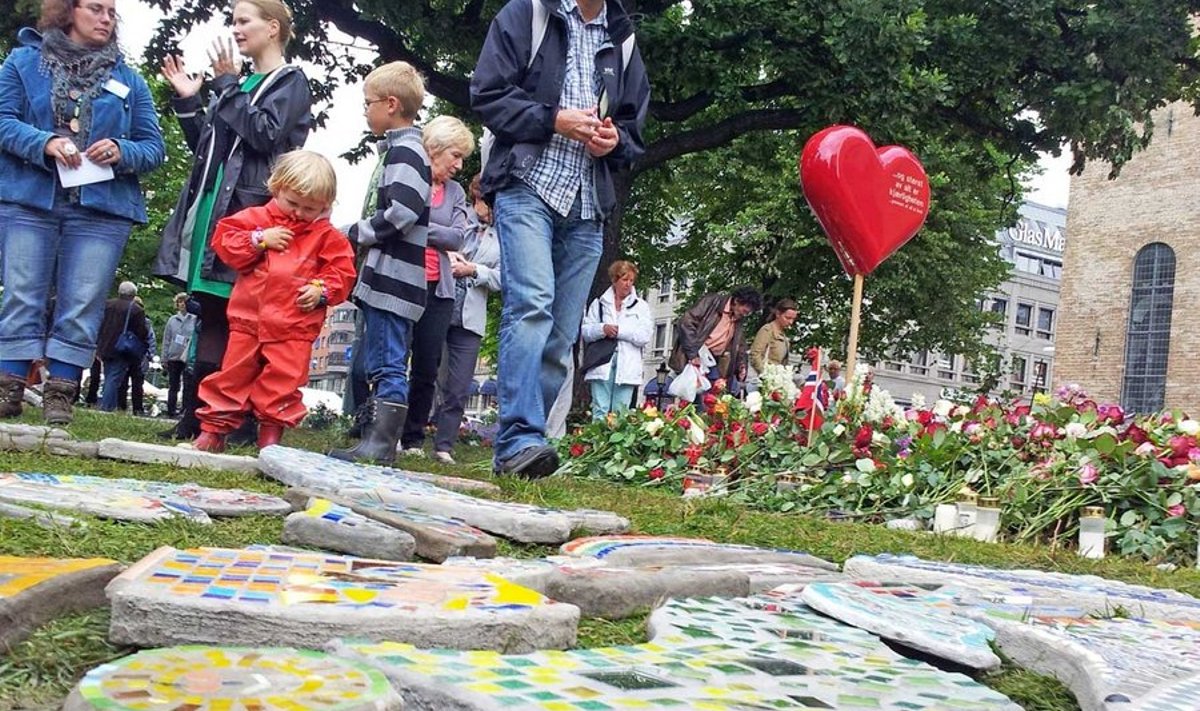 Killud: Kunstiprojekt Mosaik Für Utøya oli üks viise, kuidas Oslos terrorirünnaku ohvreid tänavu mälestati, lisaks pärgadele ja tihedas vihmas asetleidnud mälestuskontserditele. (Foto Krister Kivi)