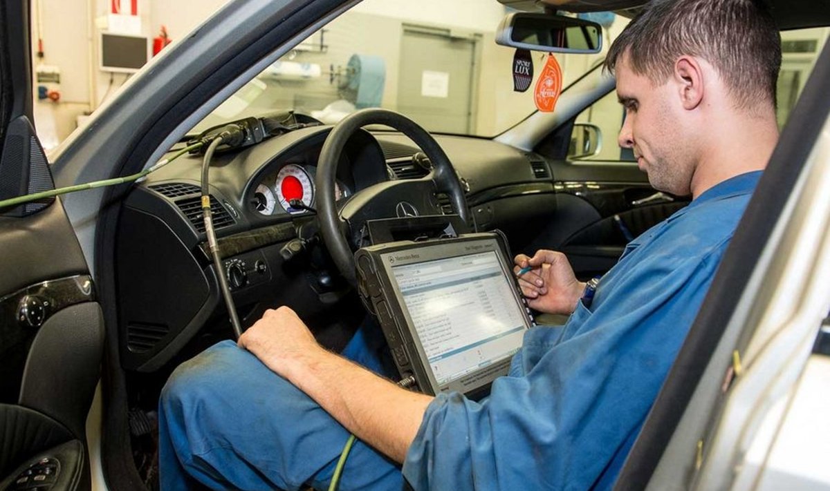 Silberauto hooldusspetsialist Sergei näitab, kuidas kontrollitakse, kas auto odomeetrit on pettusega väiksemaks keritud.