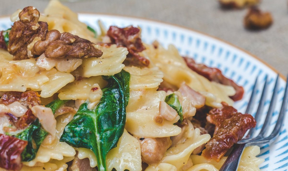 Suitsukana pasta päikesekuivatatud tomatitega.