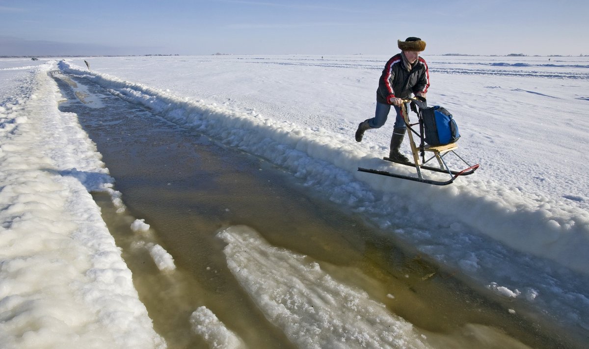 Alo Lõhmus 2010. aasta veebruaris Soome kelguga mööda jääteed Kihnu saarele sõitmas.