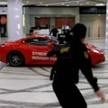 Ainult Venemaal: endine linnapea kihutab Ferrariga mööda kaubakeskust!