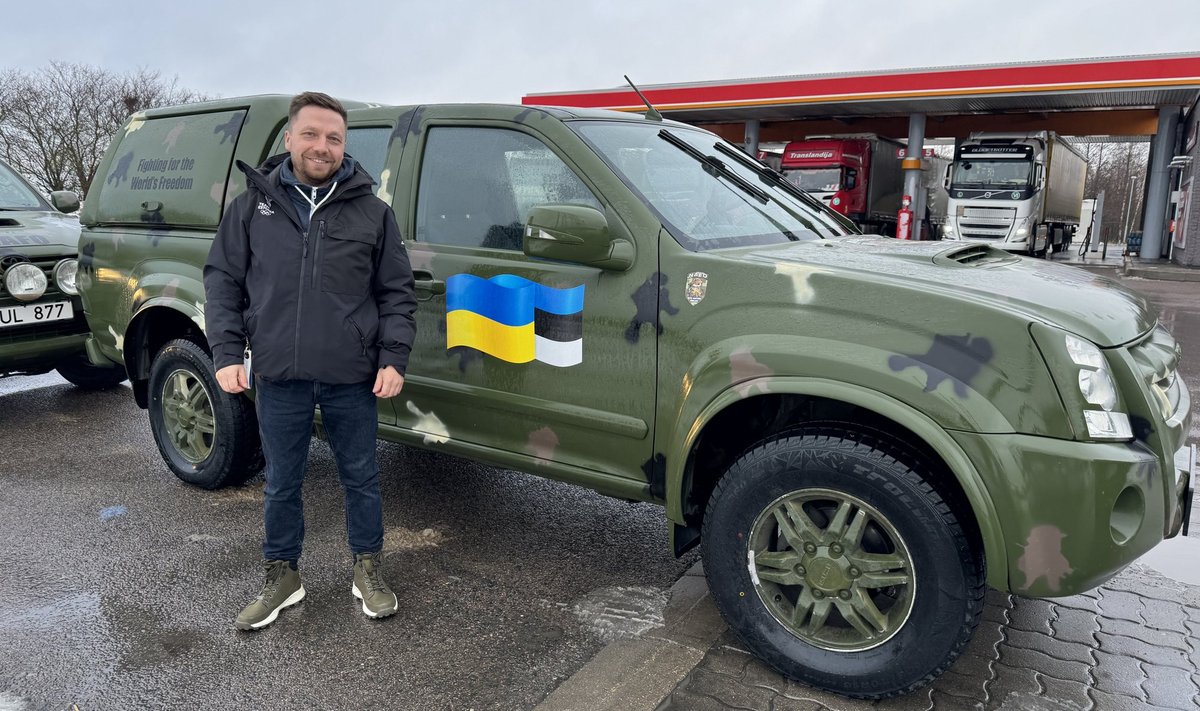 Корреспондент RusDelfi Роман Старапопов и машины для украинской армии.