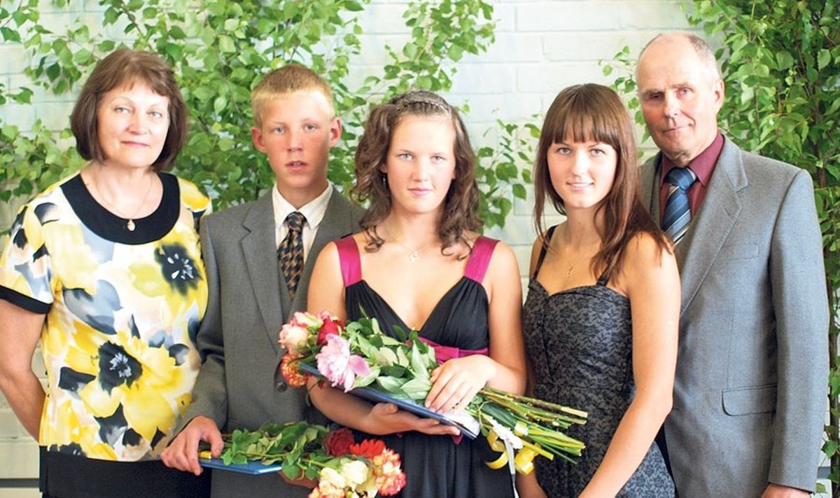 Pildil on osa Hiiumaa tublist kasuperest: Malle Kobin koos abikaasa Leoga kasulaste Eiko ja Sireti Käina põhikooli lõpupeol. Lilledeta neiu on peretütar Sanne-Maria.