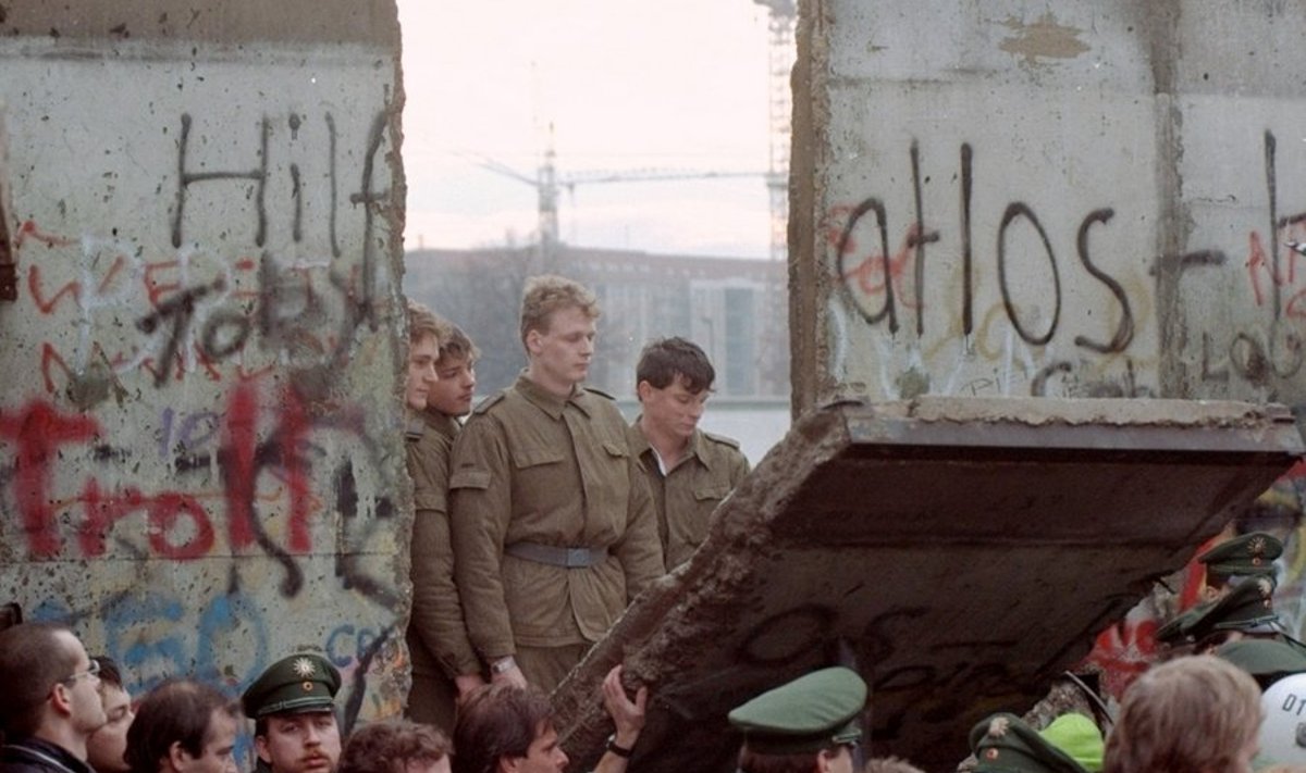 11. november 1989. Ida-Saksa piirivalvurid vaatavad, kuidas rahvahulk kangutab tükki kurikuulsast Berliini müürist.