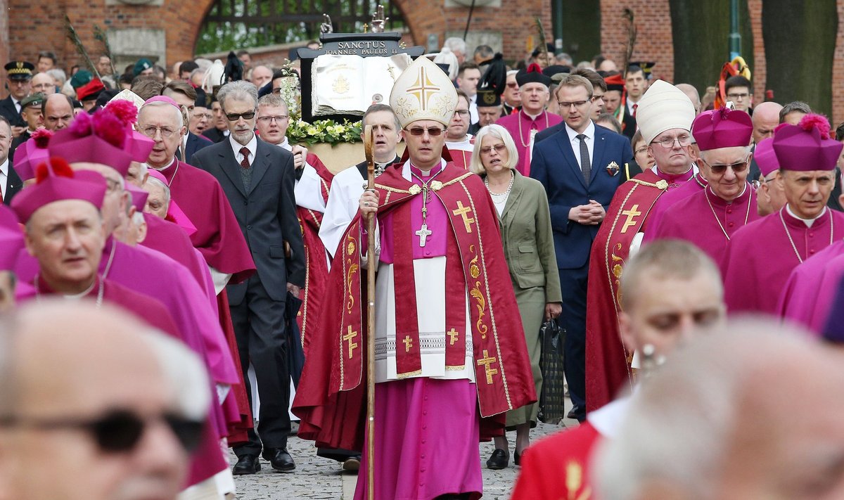 Poola peapiiskop Wojciech Polak (keskel) ja piiskopid möödunud nädalavahetusel Krakówis püha Stanislause protsessioonil