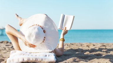 Raamat kaasa ja puhkama! 7 värsket lugemissoovitust, mis muudavad suve põnevamaks