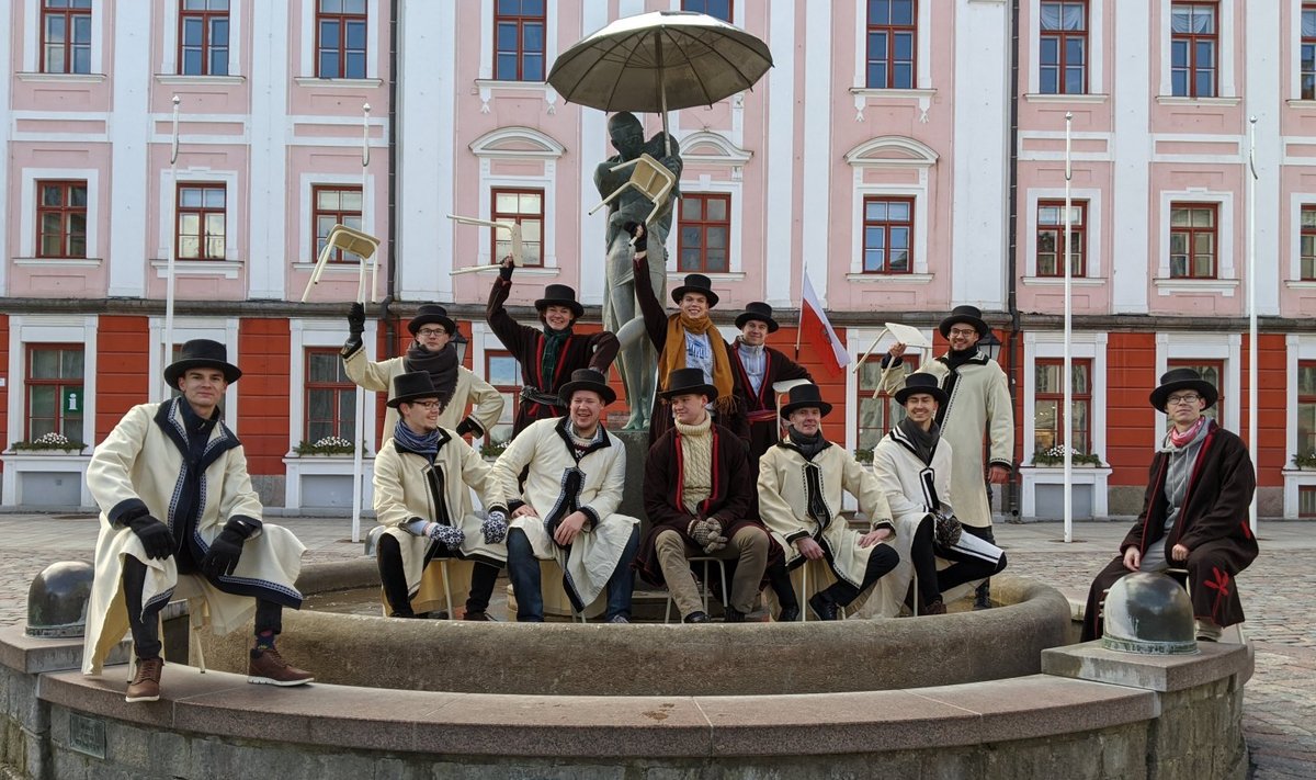 TÜ RKA mehed pärast tantsu, millesarnast pole Tartu linn varem Raekoja platsil näinud 
