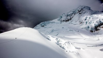 SAATUSLIK KOHT: Tocllaraju (ketšua keeles Tuqllarahu, “lumega kaetud mägi”) on 6034 meetri kõrgune mäetipp Peruu Andides. 