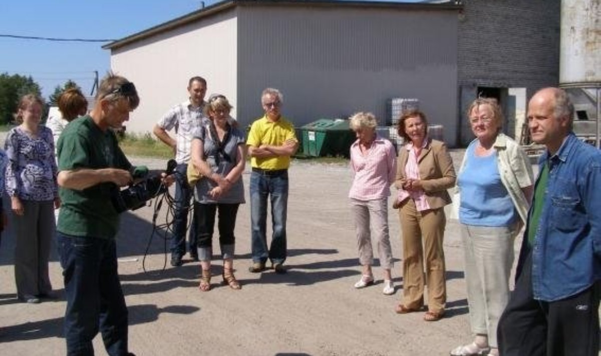 Pildil pr. Ene Ergma külaskäik OÜ-sse Suigu Veod 2011.a. suvel