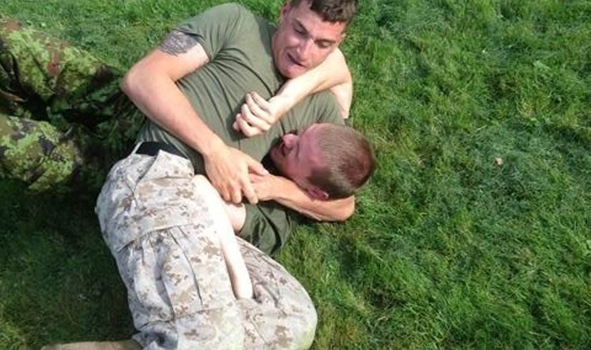 USA merejalaväelased käsivõitlust õpetamas
