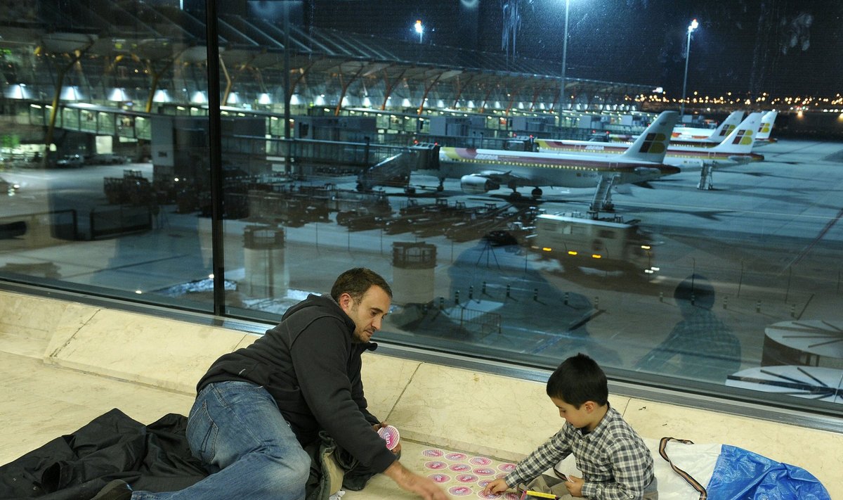 Reisijad Madridi Barajase lennujaamas lennujuhtide streigi tõttu ootamas. 