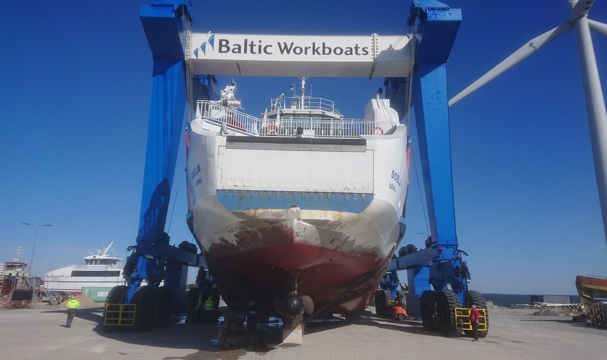 Täna kella 15 ajal tõsteti parvlaev Soela Nasval Baltic Workboatsi kail veest välja.