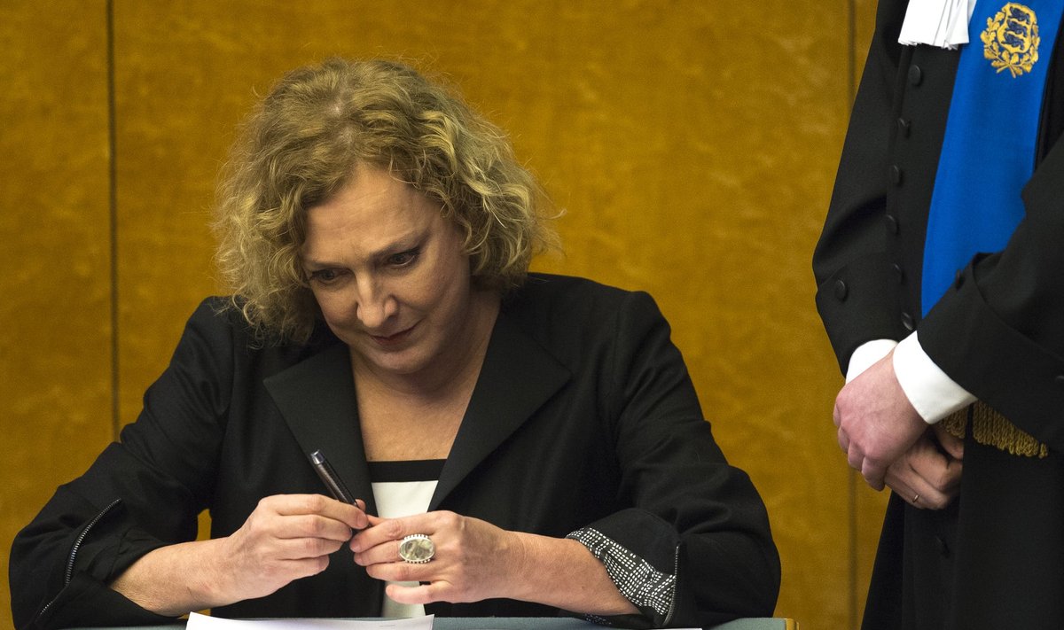 SIIN MA NÜÜD OLEN: Maire Aunaste esmaspäeval Riigikogu uue koosseisu avaistungil pastakat jõllitamas.