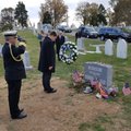 ФОТО | Премьер-министр Юри Ратас возложил венок на могилу сенатора Маккейна