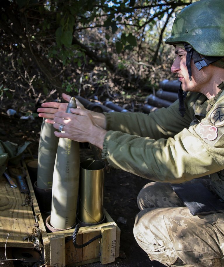 Ukraina sõjaväelane valmistamas ette mürske. Foto tehtud 11. oktoobril 2023 Donetski rindejoone lähedal.