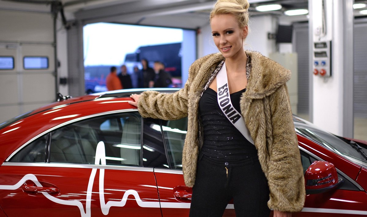 Kristina Karjalainen Mercedese sportautoga Moskva võidusõidurajal