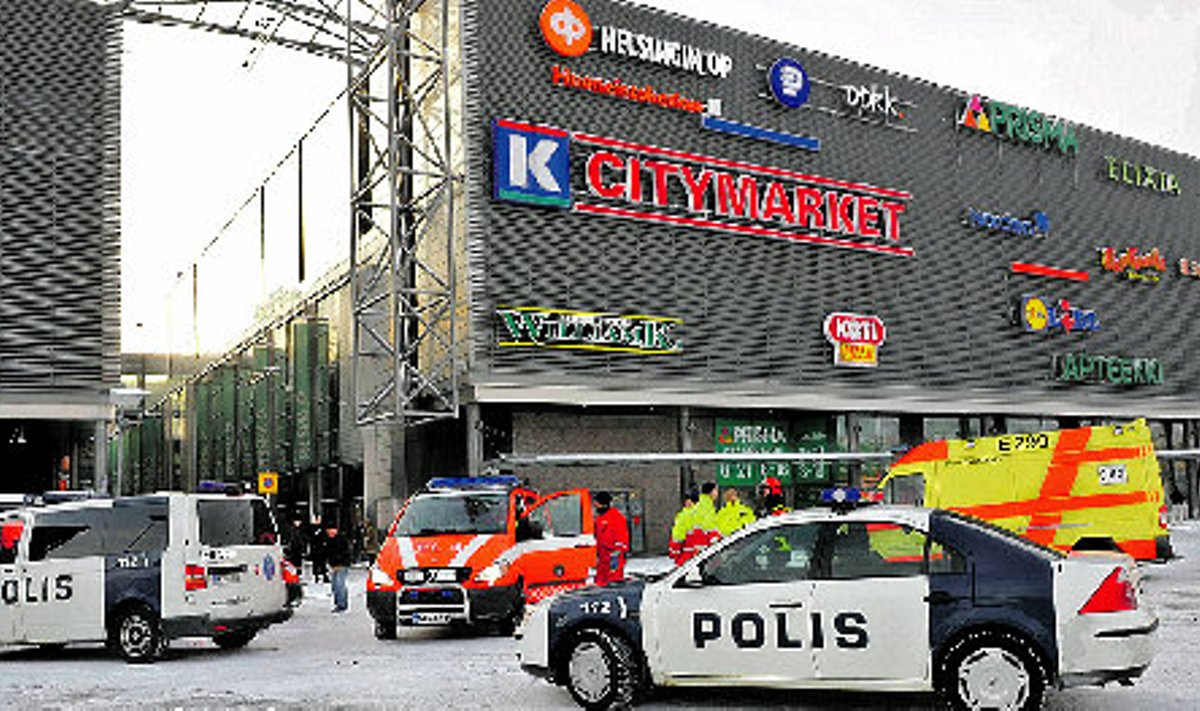 Politsei- ja kiirabiautod Espoo kaubanduskeskuse juures, kus albaanlasest mees lasi 31. detsembril maha neli inimest.