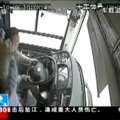 ВИДЕО: В Китае драка пассажирки и водителя привела к падению автобуса в реку и гибели 13 человек