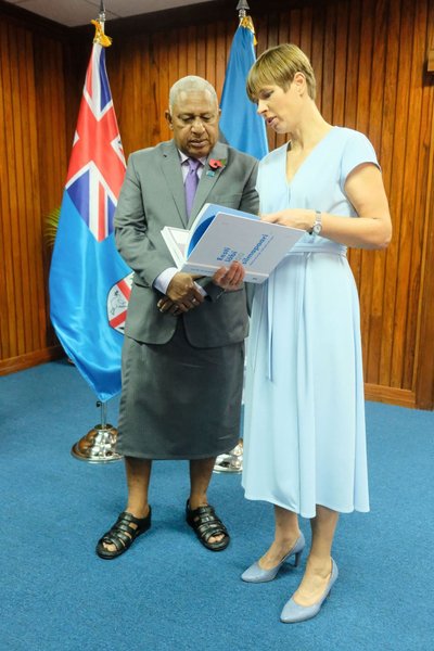 Fidži peaminister Josaia Voreqe Bainimaramale kinkis Kaljulaid raamatu kaugest ja eksootilisest Eestimaast.