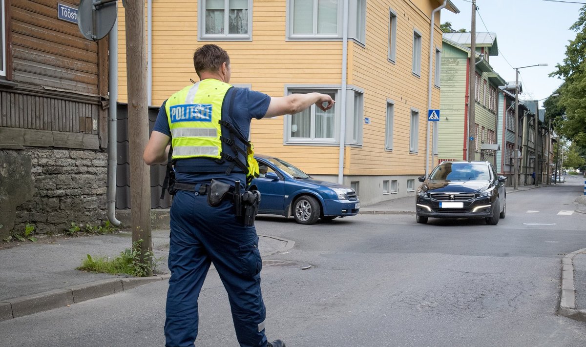 RIKKUMINE LÄHEB KALLIKS MAKSMA: Politseireid Kalamajas. Fotol olevad autod ja nende juhid pole loos kirjeldatud juhtumitega seotud.