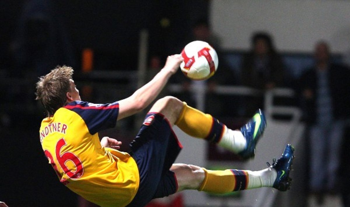 Bendtner Londonis Arsenali eest palliga võitlemas. Foto Mario Pietrangeli, Professional Sport