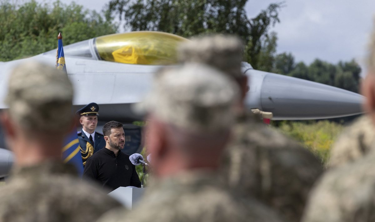 Ukraina president Volodõmõr Zelenskõi kõnelemas USA hävitaja F-16 kõrval