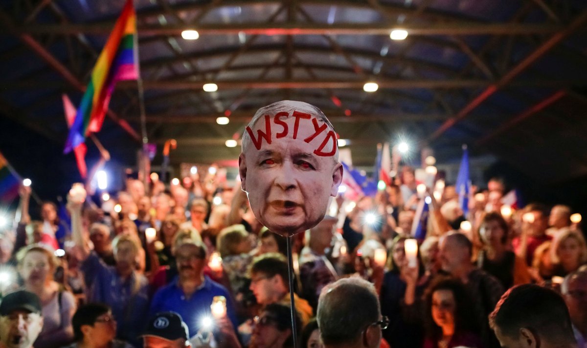 Suvel Poolas Krakowis kohtureformi vastu protestinud inimesed olid kaasa võtnud võimupartei liidri Jarosław Kaczyński näopildi kirjaga „Häbi”. Vit Hloušeki hinnangul võib Poola kunagi jõuda tagasi täieliku liberaaldemokraatiani.