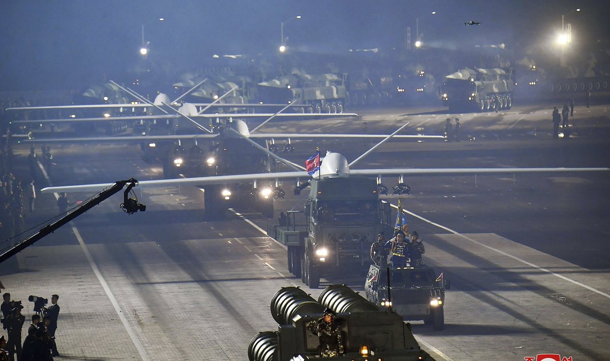 Põhja-Korea valitsuse foto väidetavatest ründedroonidest sõjaväeparaadil.