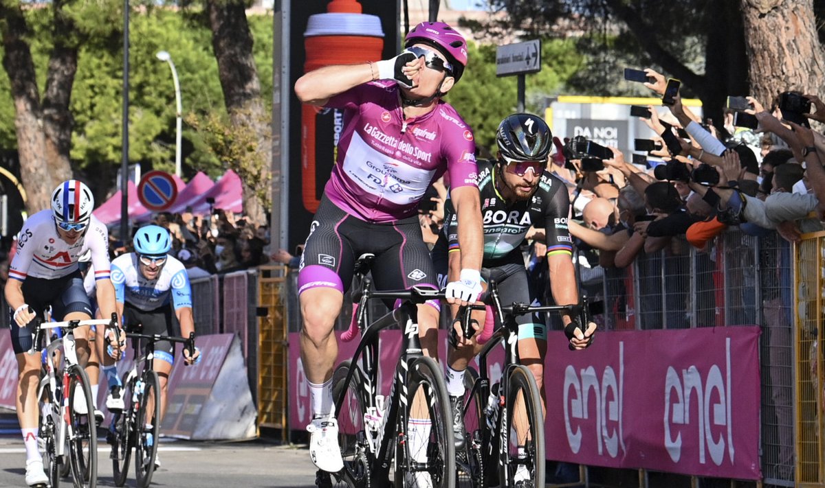 Arnaud Demare Giro seitsmenda etapi finišis.