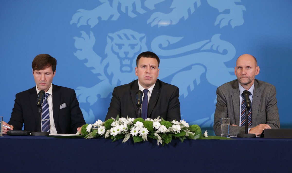 Rahandusminister Martin Helme( vasakult), peaminister Jüri Ratas ja Helir-Valdor Seeder täna pressikonverentsil